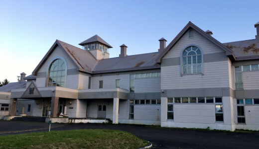 草刈運太郎の墓碑（旧社台小学校）