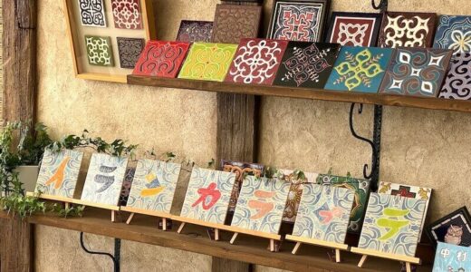 スペインタイル工房「ミナミナ」のアイヌ文様タイル（絵付け体験あり）