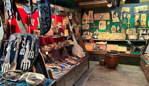 「荒井工芸館」の木彫り