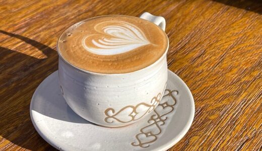 「輪果窯」のアイヌ文様の陶器（陶芸体験あり）